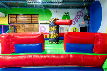 Inflable de brinco de Playland con el brazo giratorio del reloj loco en el centro