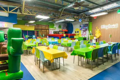 Salón de Playland visto desde el corral del toro, con el letrero luminoso de la marca al fondo