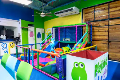 Área acolchada de Playland para los más chicos, con toboganes bajos y rampas de colores